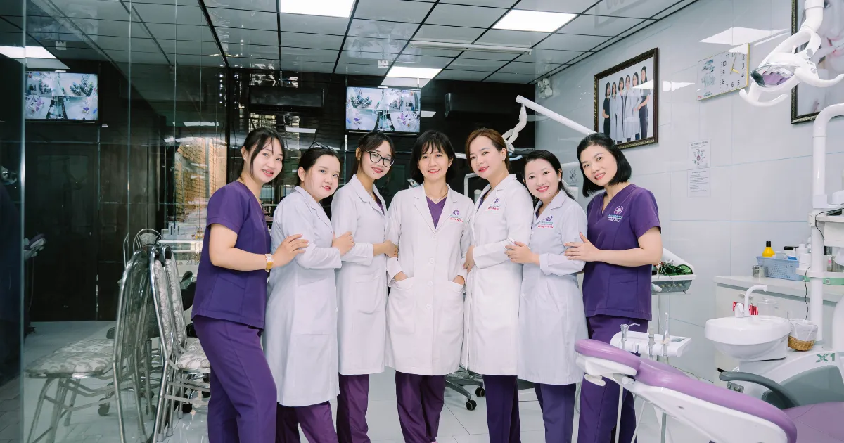 Trồng Răng Implant 5 Doi ngu bac si trong rang Implant chuyen mon cao giau kinh nghiem